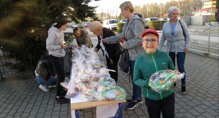 Zorganizowali kiermasz ze słodkościami, żeby wesprzeć leczenie Szymonka