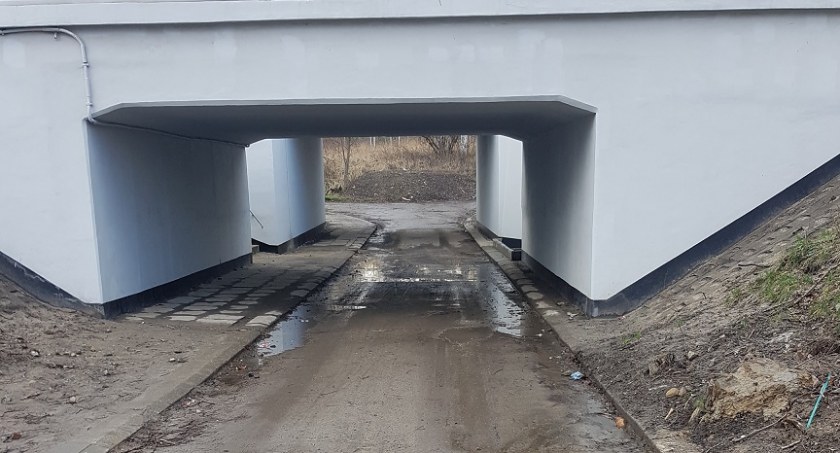 Przejście pod tunelem udrożnione. Można normalnie przejść i przejechać