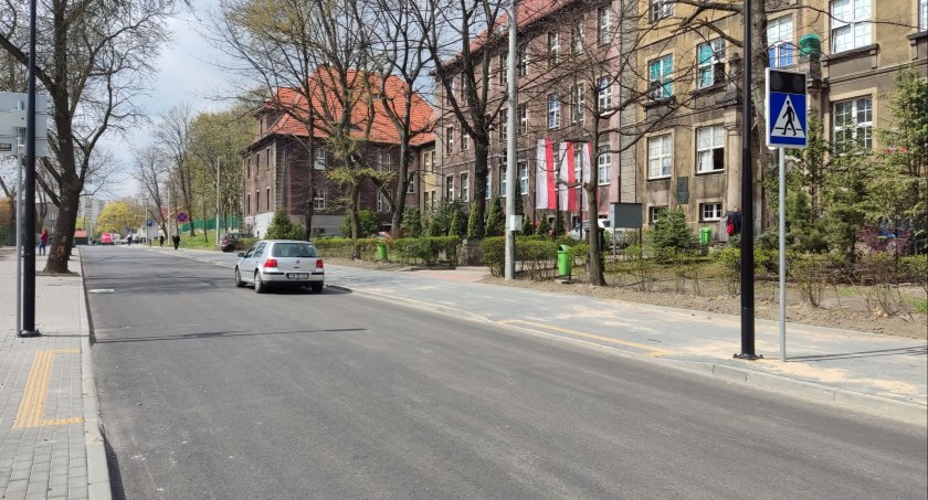 Ul. Mickiewicza z nową nawierzchnią i bezpiecznym przejściem