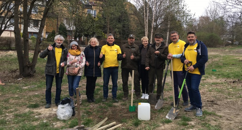 Sadzili drzewka na Dzień Ziemi