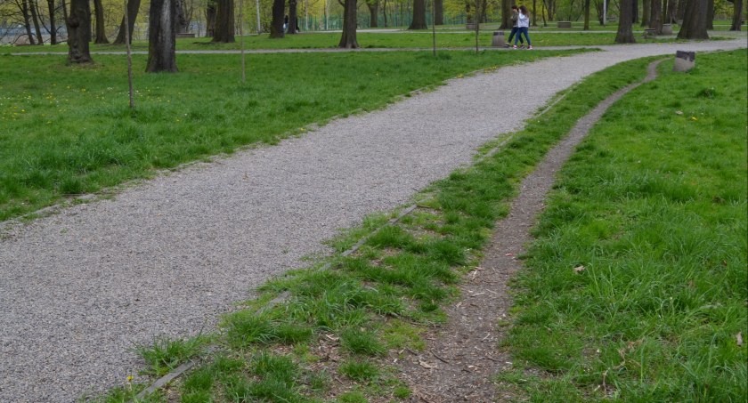 Zniknie uciążliwy żwir z alejek w Parku Zamkowym