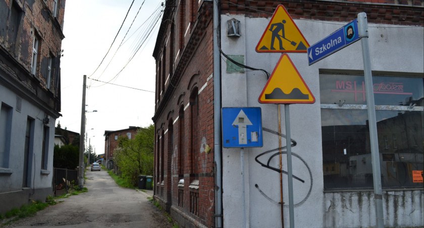 Ulica Szkolna w rozsypce, nieprędko doczeka się naprawy