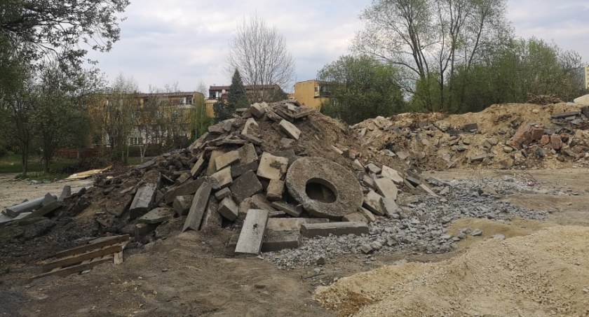 Dzieci bawią się na stertach odpadów budowlanych