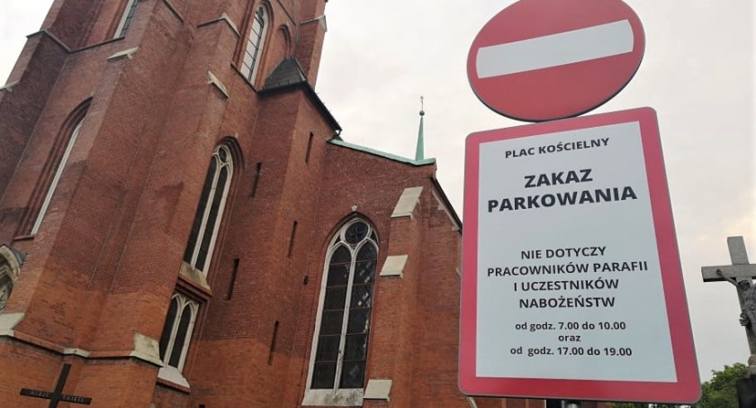 Zakazy przy wjeździe na kościelny plac
