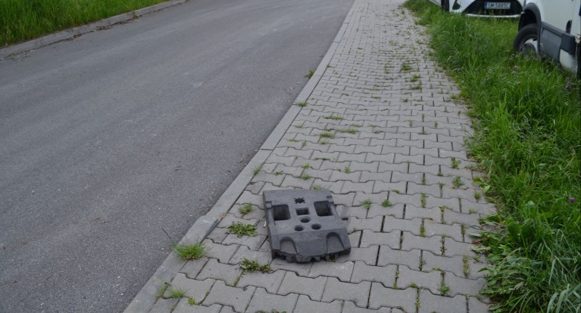 Sposób na dziurę w chodniku – pachołek