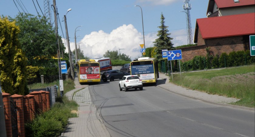 Wypadek na ul. Pukowca. Poszkodowany jest motorowerzysta
