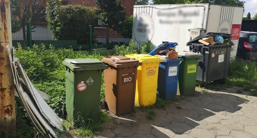Na podwórku nie ma miejsca, śmietnik wygląda okropnie