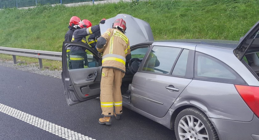 Samochód rozbił się na barierkach