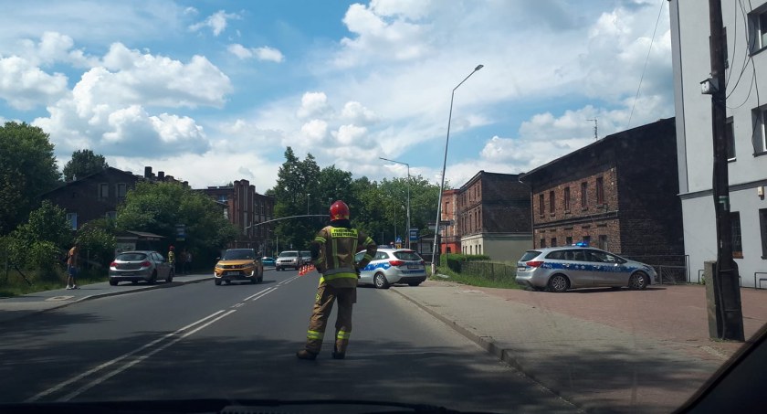 Zderzenie z latarnią i potrącenie kierującego hulajnogą