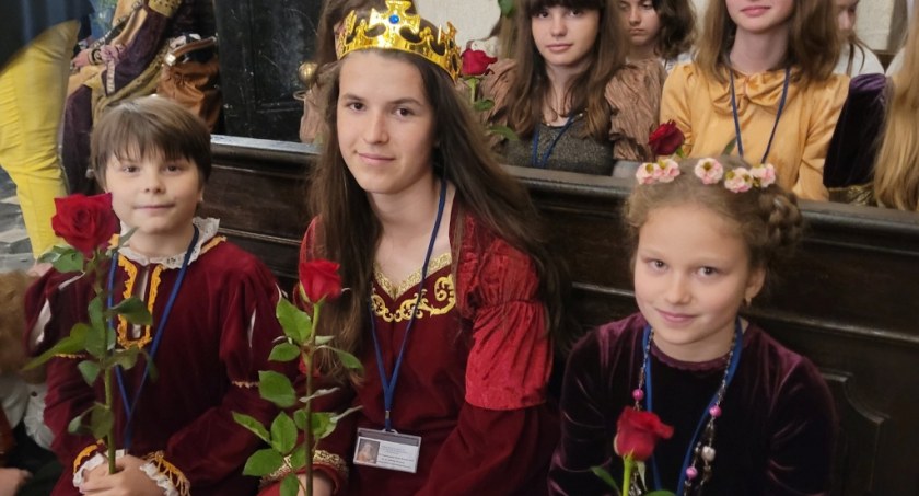 Uczniowie Szkoły Podstawowej nr 11 im. Św. Jadwigi Królowej Polski na Wawelu