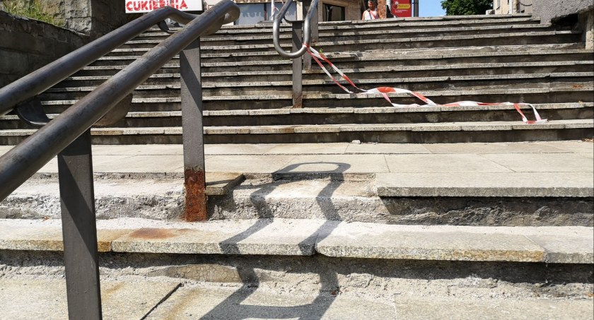 Schody w dramatycznym stanie. Barierki tu nie pomogą