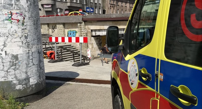 Wypadek na schodach. Mężczyznę zabrało pogotowie
