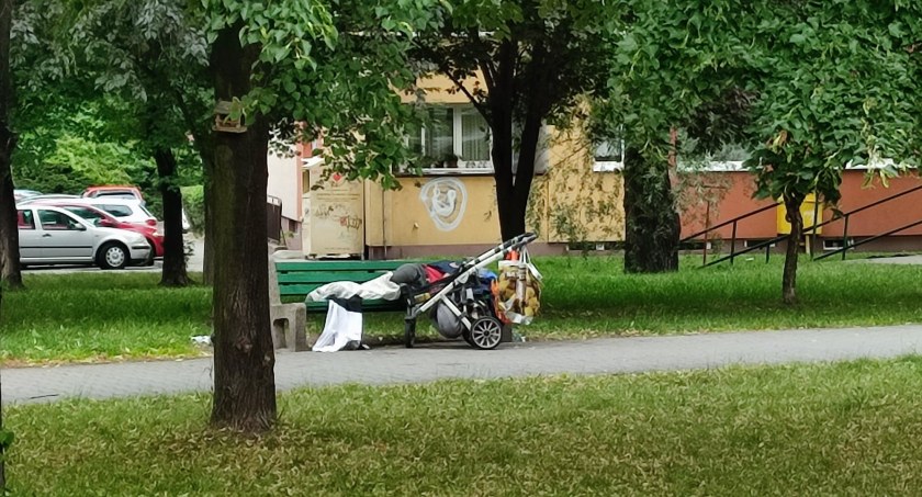 Uciążliwy letni problem z bezdomnymi