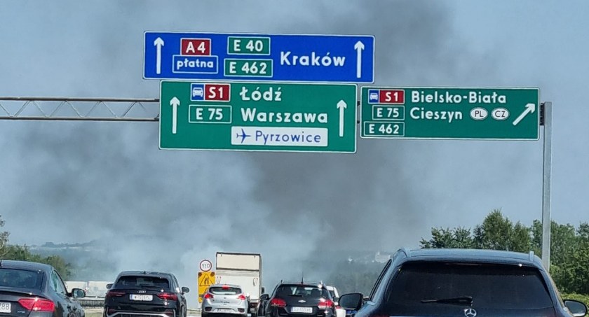 Pożar samochodu na A4. Autostrada w kierunku Katowic zamknięta