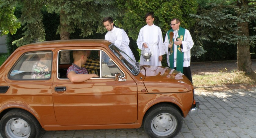 Poświęcili pojazdy