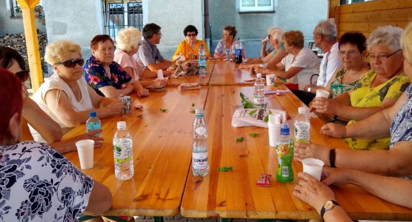 Spotkanie seniorów w farskich ogrodach