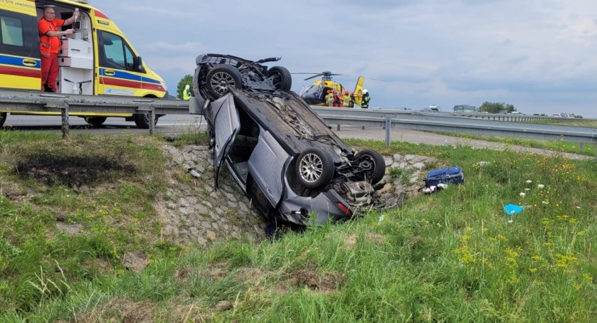 LPR lądował na A4. Osobówka wypadła z drogi