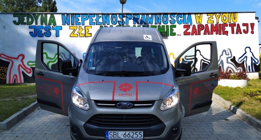 Fundacja Orlen dofinansowała zakup samochodu do przewożenia podopiecznych Środowiskowego Domu Samopomocy w Mysłowicach