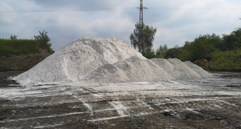 Czym jest biały proszek składowany w Brzęczkowicach?