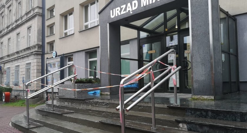 Wejście do urzędu miasta w remoncie