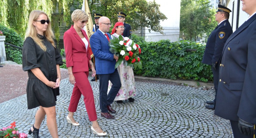 Złożyli kwiaty w miejscach pamięci
