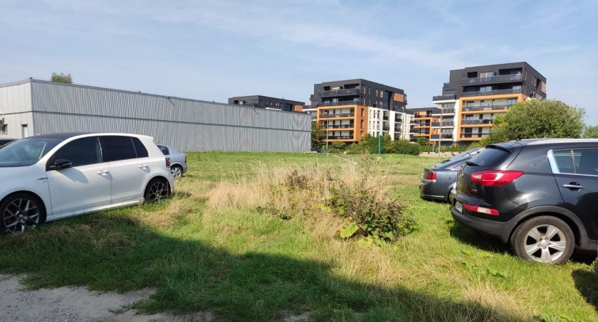 Ile miejsc parkingowych przy Nowowiejskiego?