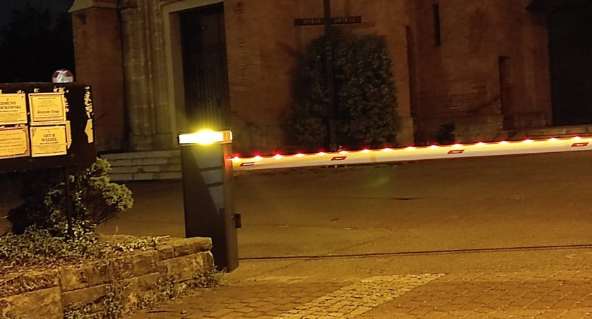 Szlaban zamykający wjazd na kościelny parking stał się faktem.