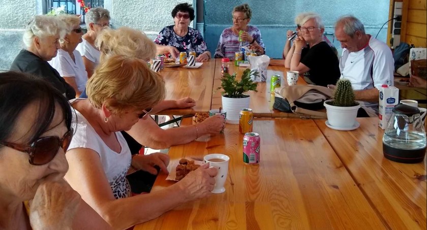 Seniorzy w farskich ogrodach