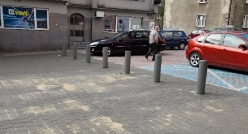 Postawili słupki. Karetka pod klatkę nie podjedzie