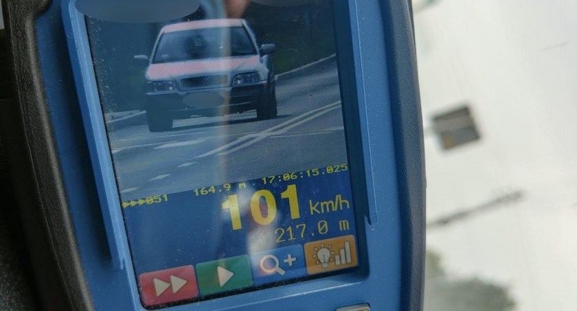 Jechał setką na ograniczeniu do 40 km. Stracił prawo jazdy