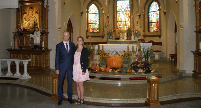 Dożynki w Brzezince. Na ołtarzu wielka bania i chleb jak młyńskie koło