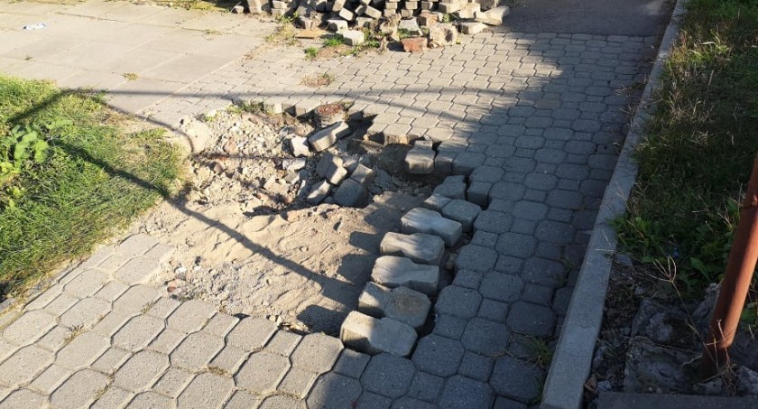 Niebezpiecznie na chodniku przy Wojska Polskiego