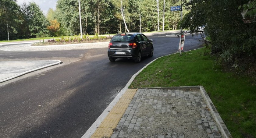 Mieszkaniec martwi się, jak bezpiecznie dojść z ul. Dzierżonia na Orła Białego