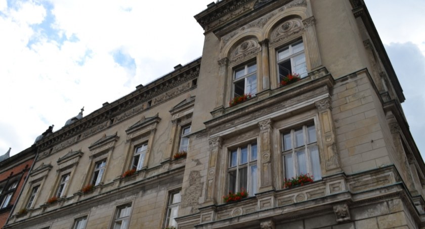 Pracownicy administracji i obsługi w oświacie bez wypłat?
