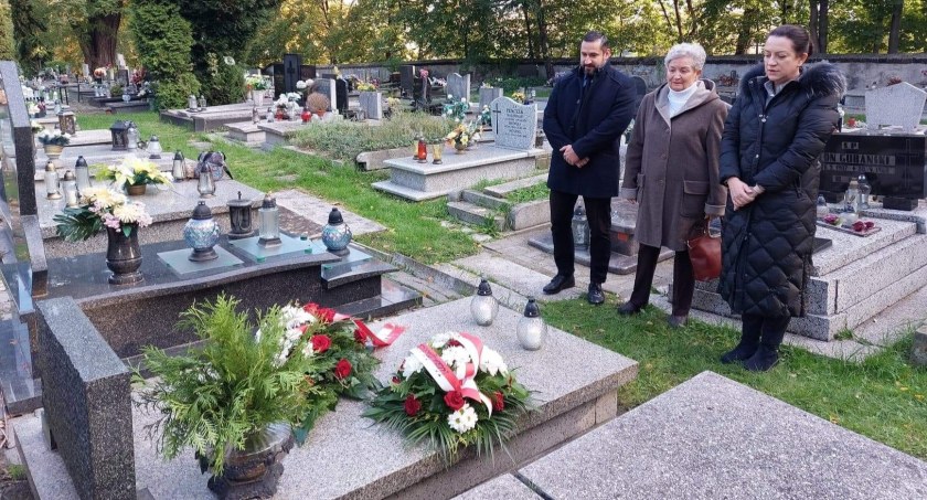 100-lecie ILO. Złożyli kwiaty na grobie pierwszej dyrektor szkoły - jubilatki