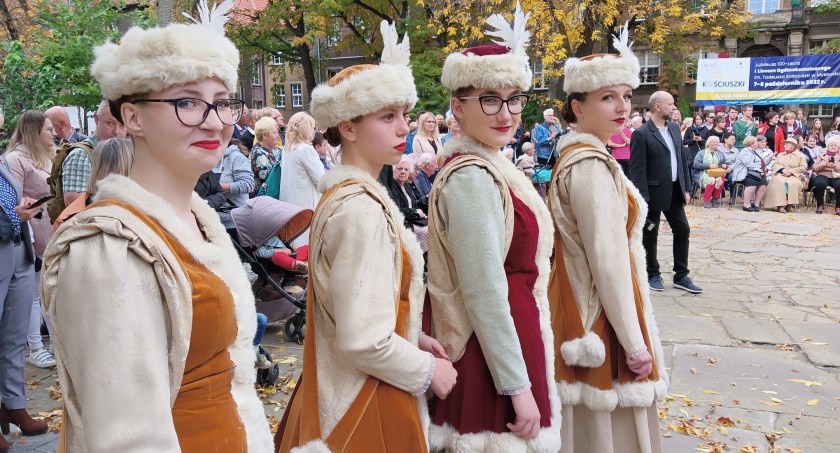 Zatańczyli poloneza pod pomnikiem patrona [zdjęcia]