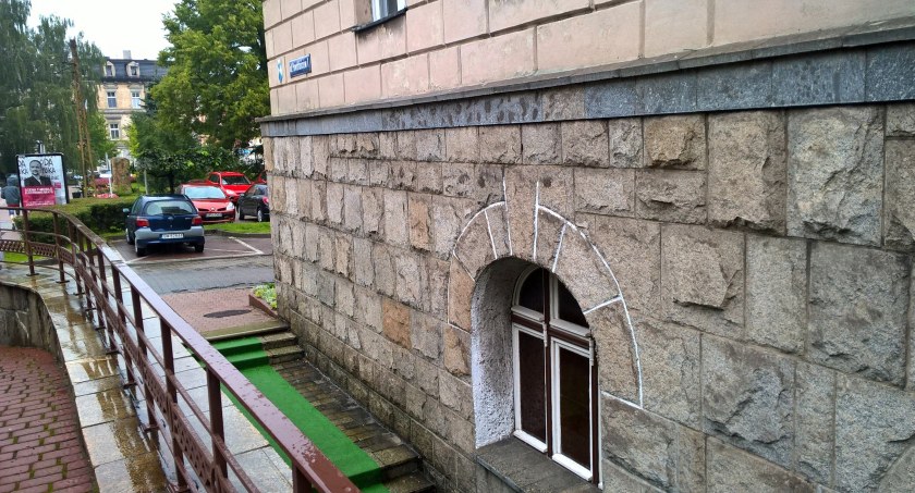 Zamiast restauracji miały być pomieszczenia dla urzędu miasta. Lokal cały czas stoi pusty