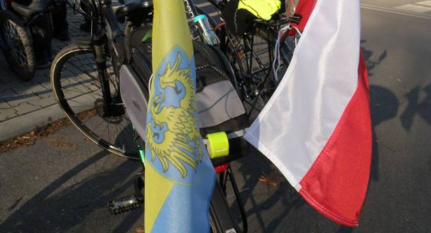 Pojadą na rowerach z biało-czerwoną