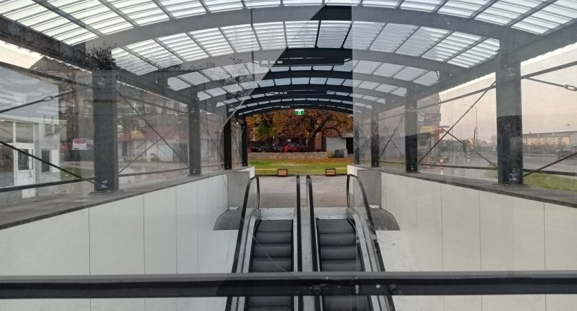 Wandale na zmodernizowanym przystanku