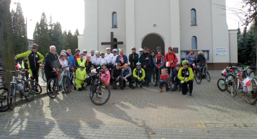 Ich znak szczególny – biało-czerwone chorągiewki przy rowerach