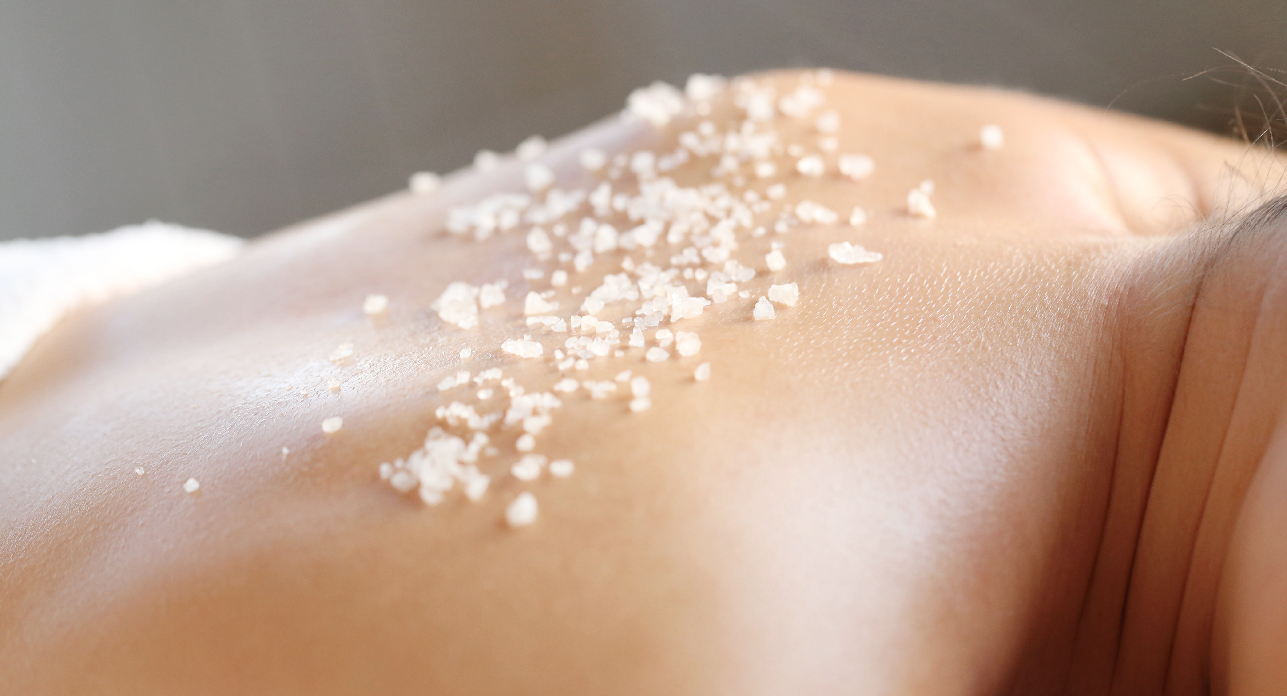 Dlaczego warto regularnie stosować peeling do ciała?