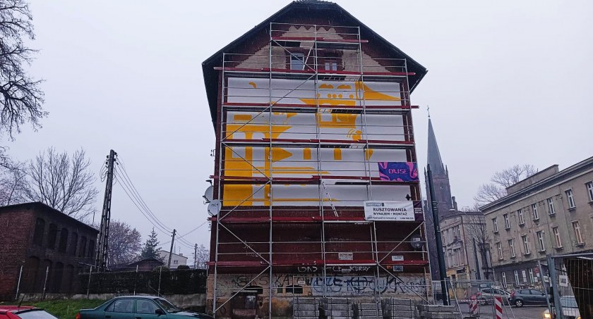 Na ul. Powstańców powstaje kolejowy mural