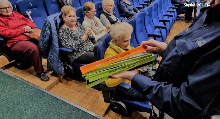Policjanci przekazali seniorom ważne porady i opaski odblaskowe