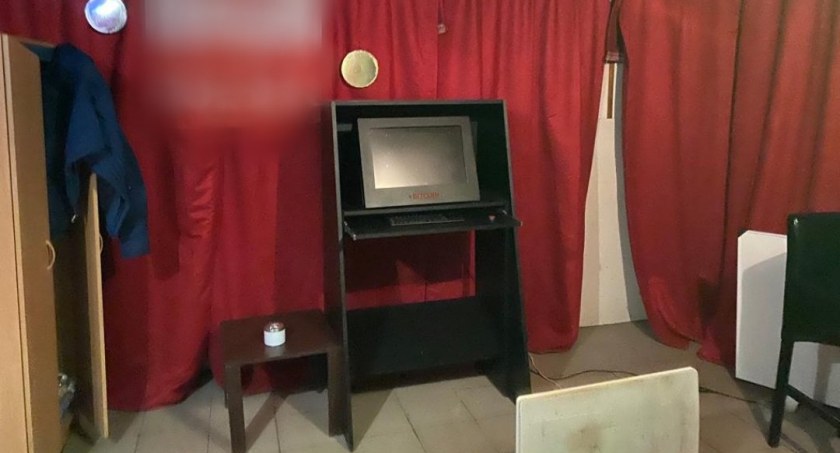 Mundurowi wkroczyli do nielegalnego salonu gier