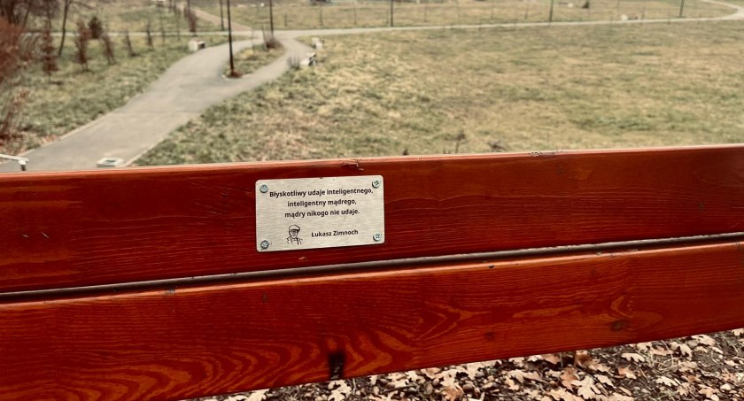 Aforyzmy dra Łukasza Zimnocha na ławkach na Promenadzie