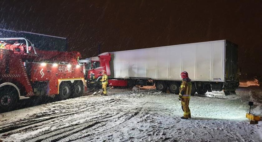 Ciężarówka uderzyła w barierę i zablokowała autostradę A4