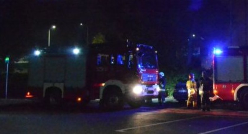 Przewrócone drzewo uszkodziło sieć trakcyjną