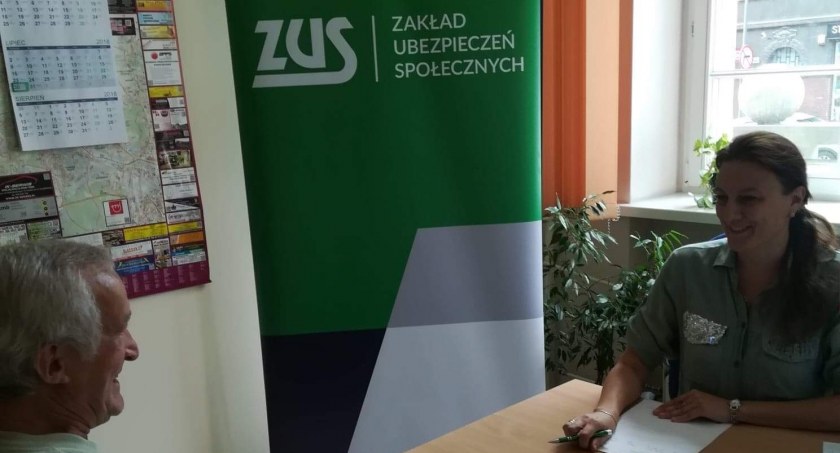 Emeryci i renciści mogą już korzystać z mLegitymacji