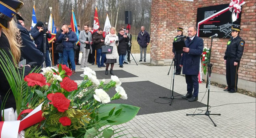 Na Promenadzie odsłonięto tablicę upamiętniającą ofiary „Rosengarten” i obozu pracy
