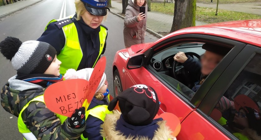 Walentynki z drogówką. Czerwone i czarne serduszka dla kierowców